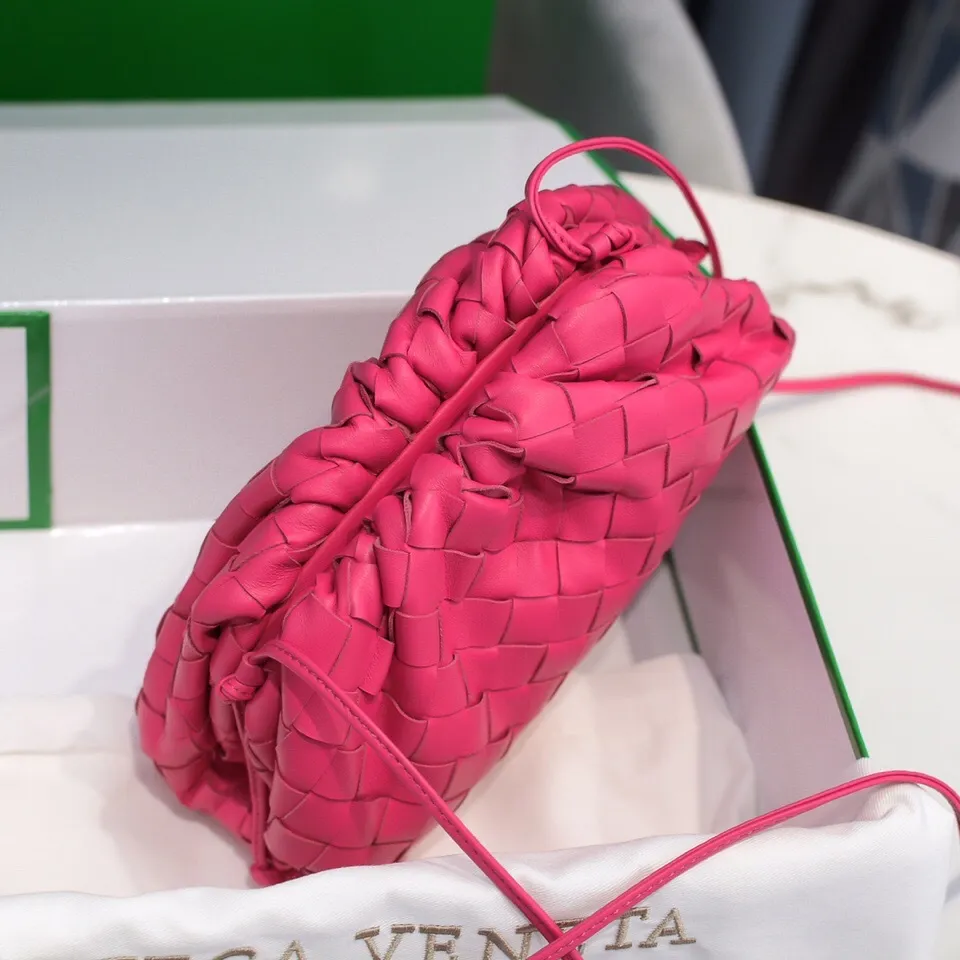 Batch 1260 large grid weaving The pouch cloud bag is the first series designed by former Celine designer Daniel Lee after joining BV. The upper body is extremely ecstatic ~ fashionable and classy ~ elegant and concise, lazy and intellectual size: 23*13*8 [Little Cloud Rough Weave#]